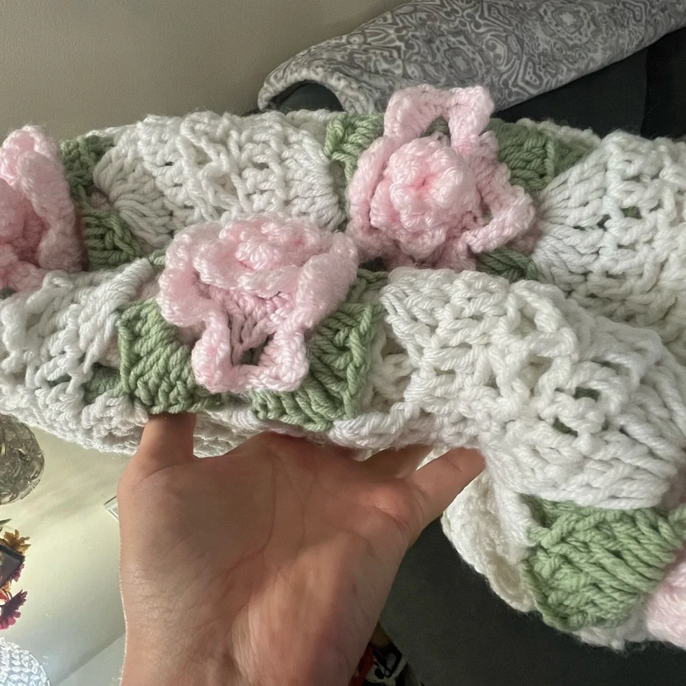 Handmade square afghan roses white pink green - Picture 9 of 9